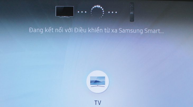 Tivi đang nhận tín hiệu kết nối của Remote điều khiển giọng nói đang được kết nối với tivi Samsung
