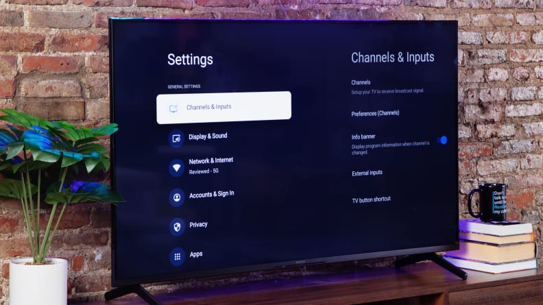 Một màn hình TV với menu Cài đặt đang hiển thị.