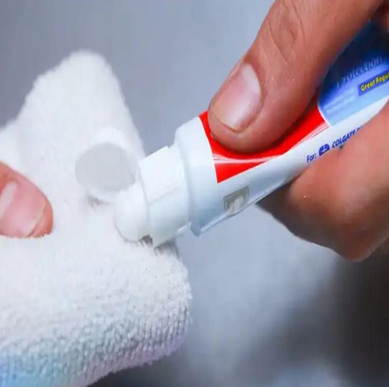 lau màn hình tivi bằng kem đánh răng