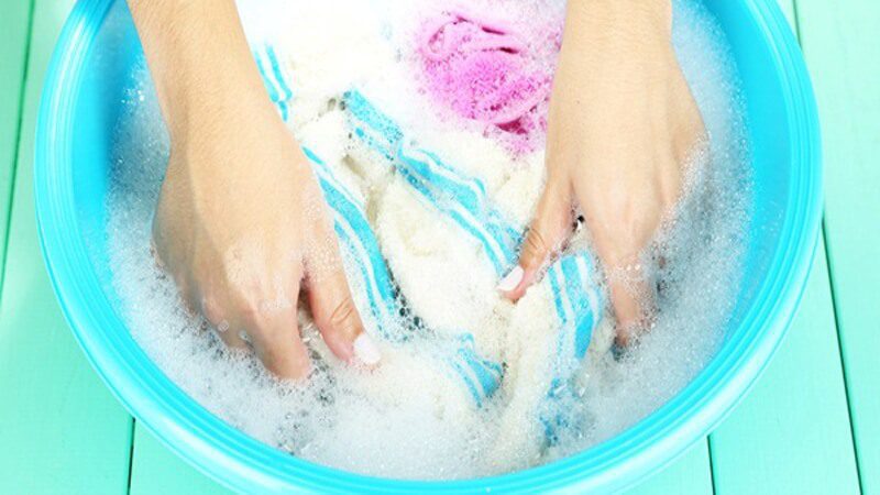 Giặt quần áo thể thao trong nước mát