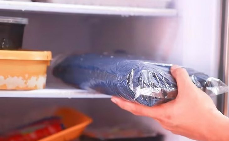 Cho quần áo vào tủ lạnh Cho quần áo vào tủ lạnh