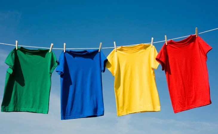 Bạn vẫn phơi quần áo theo cách truyền thống nhưng thay vì sử dụng móc phơi, bạn nên dùng kẹp quần áo Bạn vẫn phơi quần áo theo cách truyền thống nhưng thay vì sử dụng móc phơi, bạn nên dùng kẹp quần áo