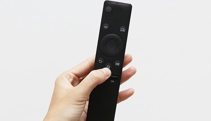 Nhấn nút HOME có sẵn trên điều khiển từ xa của tivi và chọn cài đặt