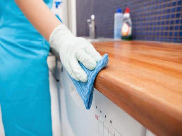 Các mẹo làm sạch tủ bếp gỗ đơn giản ai cũng làm được
