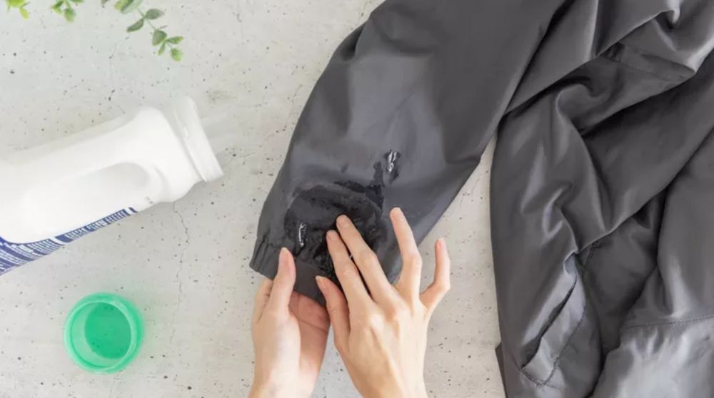 Xử lý trước vết bẩn trên áo gió