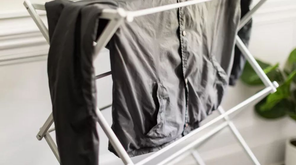 Phơi khô áo gió trên giá