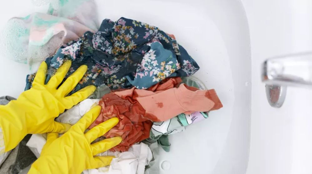 cach-giat-quan-ao-trong-bon-tam-5-jpg Ngâm quần áo khoảng 15 phút trong bồn tắm