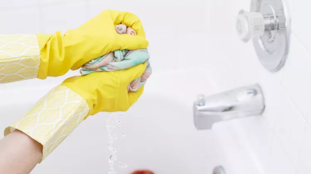 cach-giat-quan-ao-trong-bon-tam-7-jpg vắt bớt nước ra khỏi quần áo