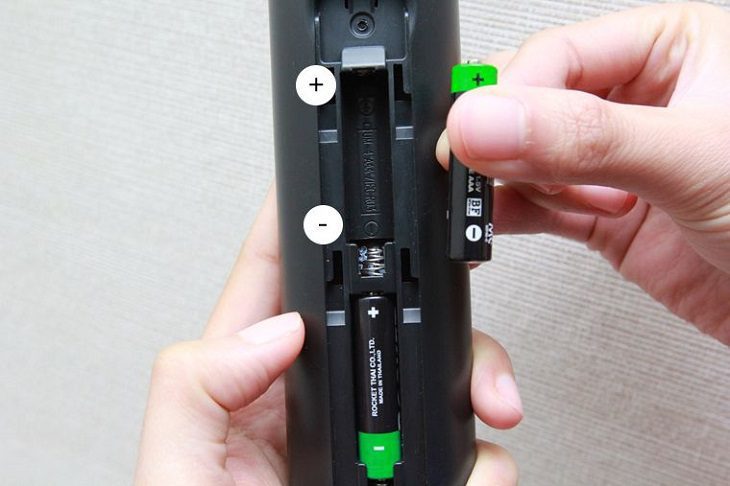 Thay pin hoặc lắp lại pin của điều khiển