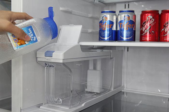 Tùy thuộc vào dung tích hộp chứa nước bạn có thể cho lượng nước phù hợp vào