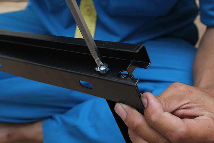 Dùng ốc siết chặt để cố định khung giá treo Dùng ốc siết chặt để cố định khung giá treo