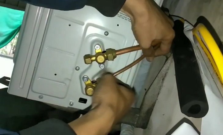 Nối dây đồng vào cục nóng máy lạnh 2 chiều