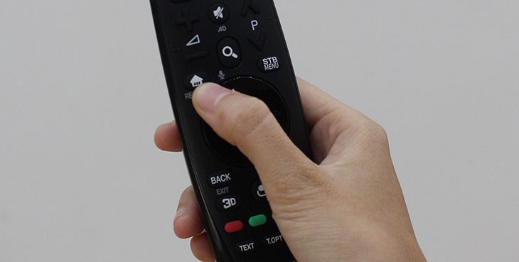 Bước 1: Bạn nhấn nút HOME trên điều khiển để mở giao diện 