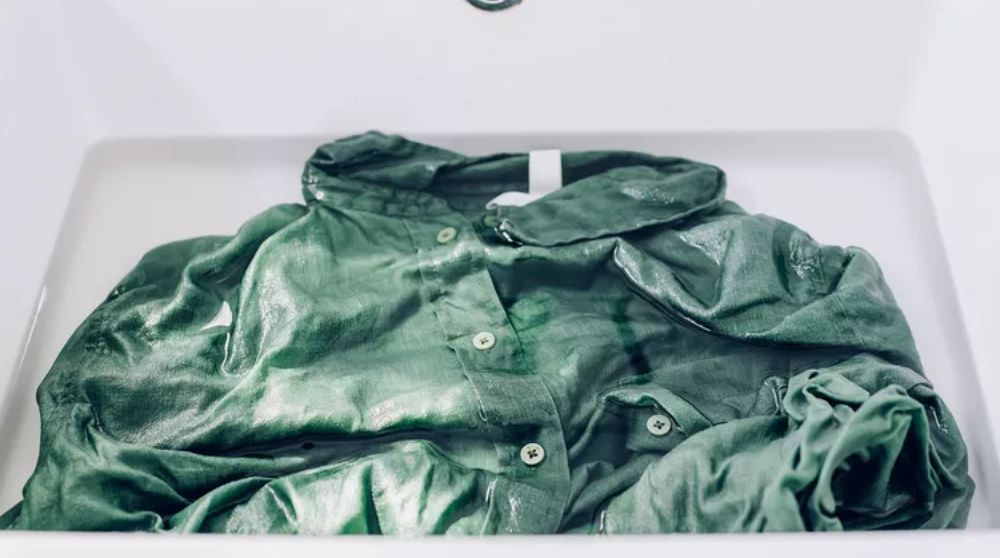 ngâm quần áo để loại bỏ nấm mốc và vết ố
