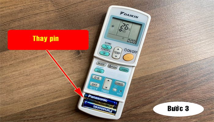 cách tháo/lắp pin điều khiển điều hoà daikin