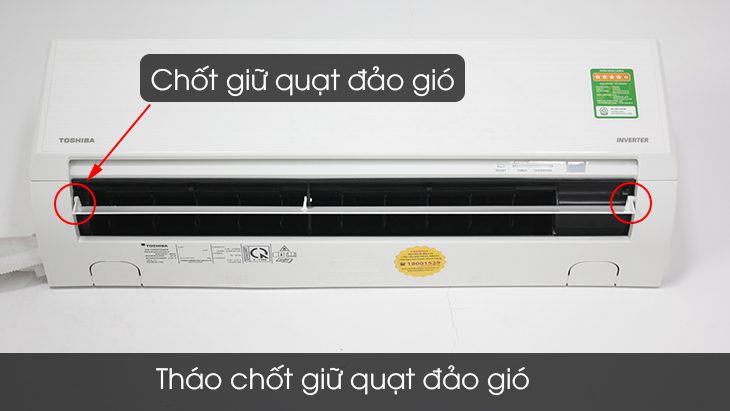 Bước 1: Tháo quạt đảo gió bằng cách tháo chốt giữ quạt