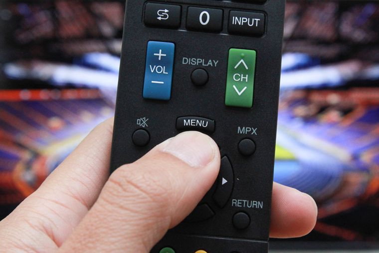 Nhấn nút MENU trên remote tivi Sharp