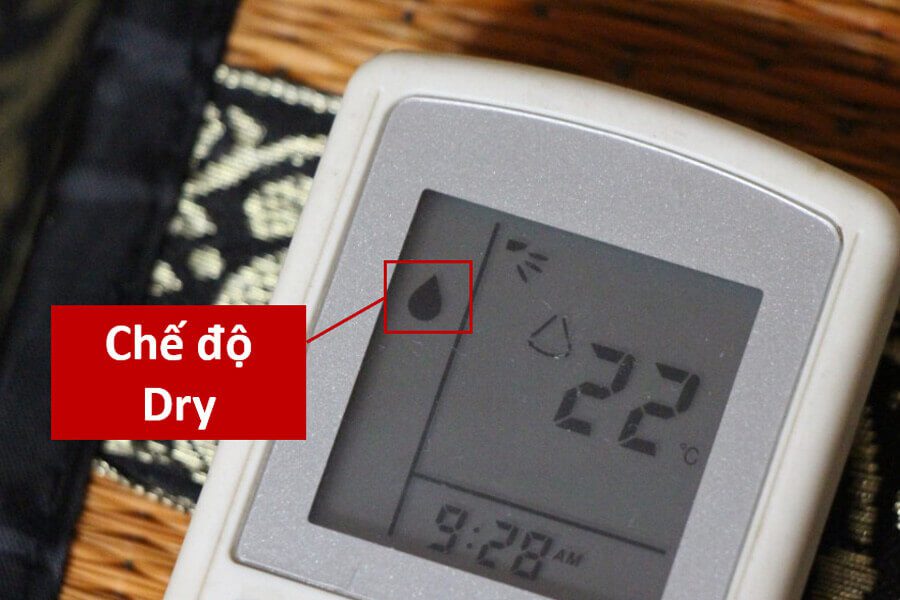 bật chế độ dry trên điều hoà inventer để tiết kiệm điện