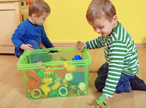 Dạy con dọn dẹp đồ chơi khi còn nhỏ