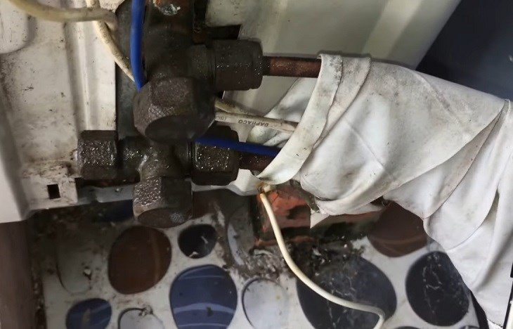 máy lạnh daikin báo lỗi f3 do đường ống bị tắc