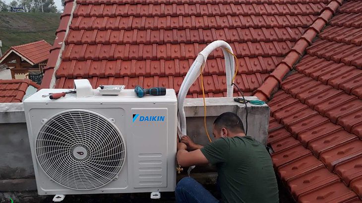 máy điều hòa đaikin inverter đèn nguồn nhấp nháy do vật lạ kẹt trong dàn nóng
