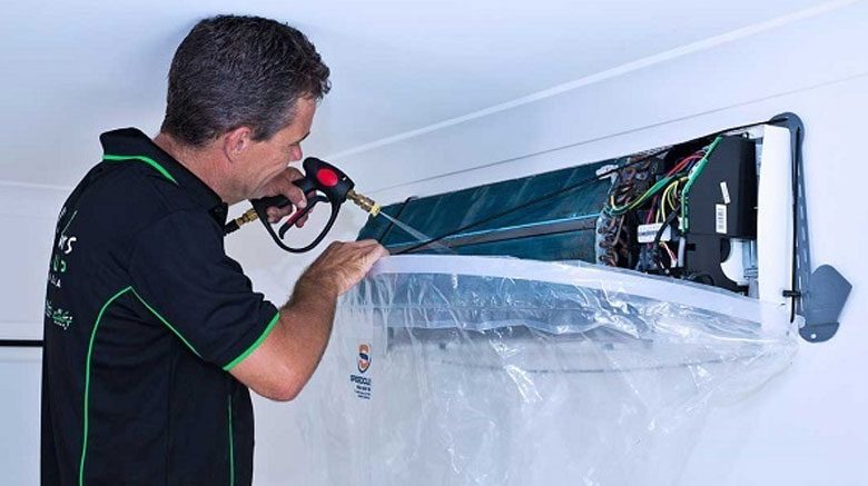 dieu-hoa-daikin-loi-tu-bat-tat-la-do-dau-cach-khac-phuc-tai-nha-jpg sửa điều hoà Đaikin bị lỗi tự bật tắt do phím nguồn bị ẩm