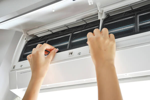 Cách dùng điều hoà Funiki tiết kiệm điện: vệ sinh thường xuyên