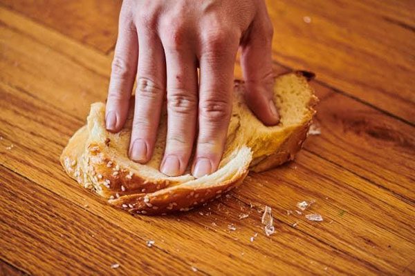 Dùng bánh mì 
