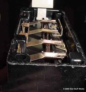 Bên trong công tắc cài đặt nhiệt