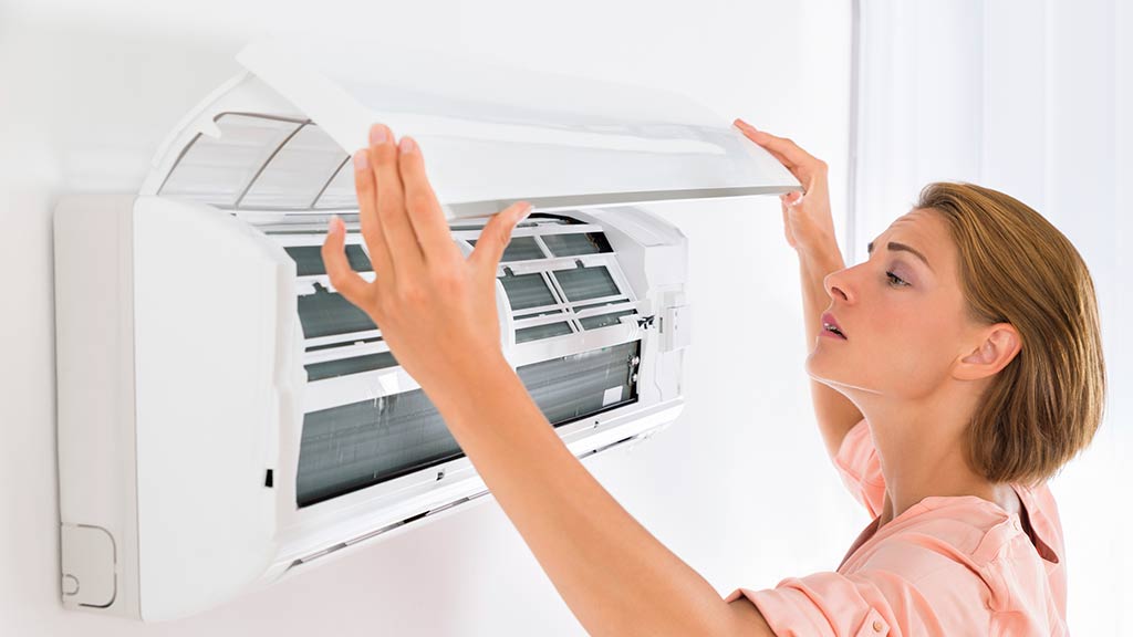 vệ sinh dàn lạnh điều hoà thường xuyên để giữ một không gian trong lành cho bé