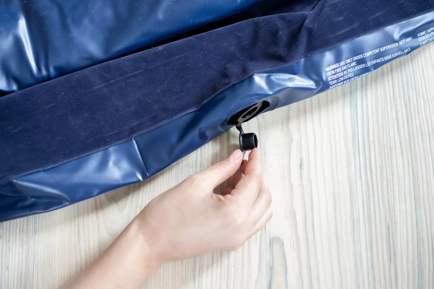 how-to-patch-an-air-mattress-51904431-01-f340bf41274a459a8315720dee18fa73 Nệm hơi xanh mở bung xẹp