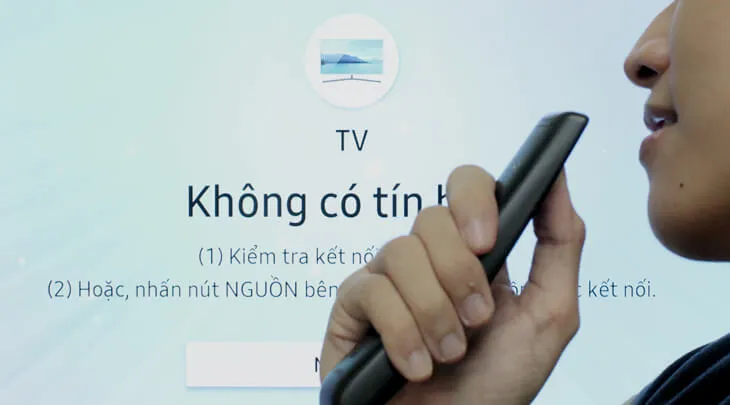 Hướng dẫn cách cài đặt tìm kiếm giọng nói trên tivi Samsung Đặt miệng gần phần đầu của remote và nói một lệnh để tivi Samsung tìm kiếm thông qua giọng nói