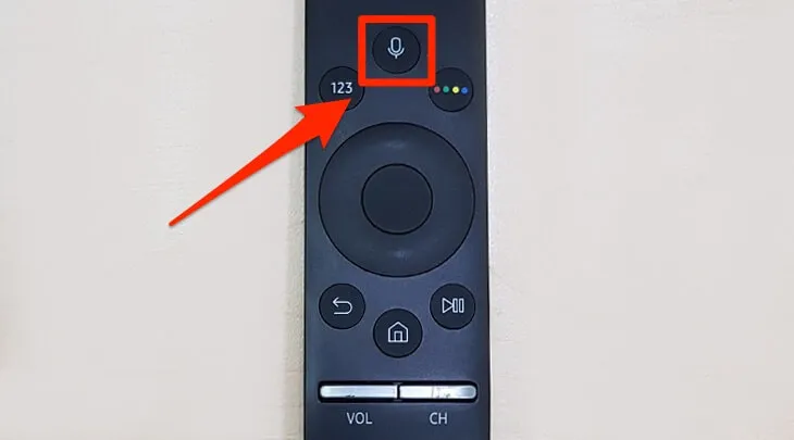 Hướng dẫn cách cài đặt tìm kiếm giọng nói trên tivi Samsung nhấn giữ nút Voice trên remote để bật micro trên tivi Samsung