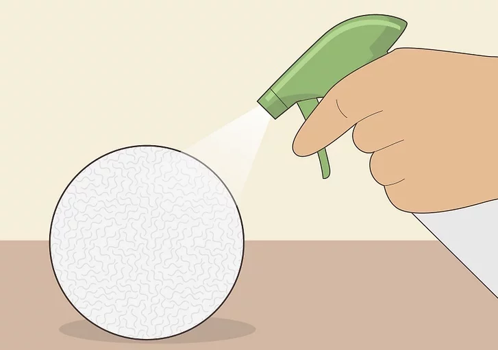 Bước 3: Xịt bóng sấy len bằng nước để tránh tĩnh điện trên quần áo