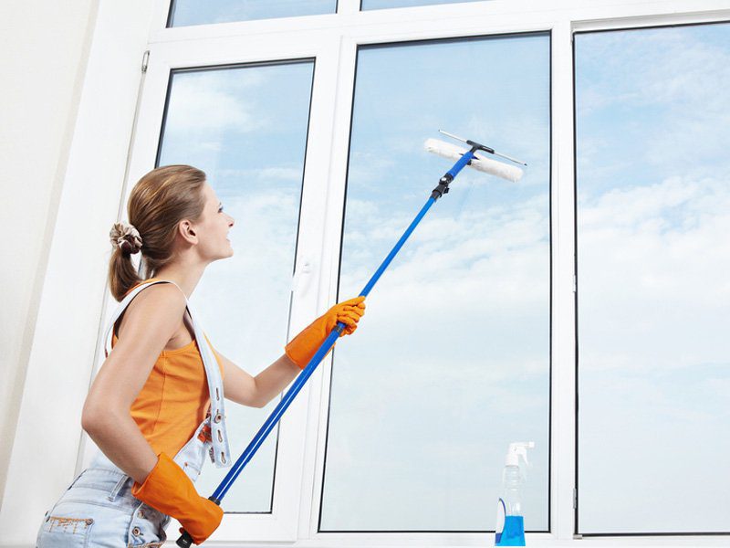 Cách làm sạch bên ngoài cửa sổ