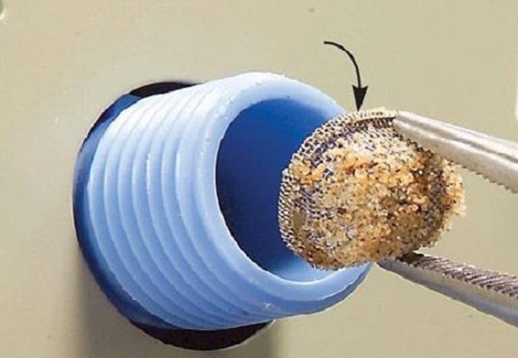 Tháo phin lọc ra rồi vệ sinh để sửa lỗi IE máy giặt LG