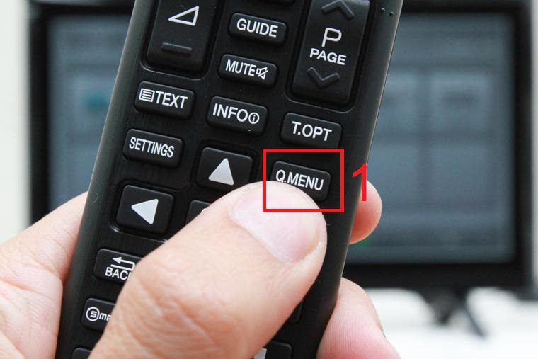 Bạn nhấn vào nút Size trên remote tivi (nếu có) hoặc nhấn nút Menu Bạn nhấn vào nút Size trên remote tivi (nếu có) hoặc nhấn nút Menu