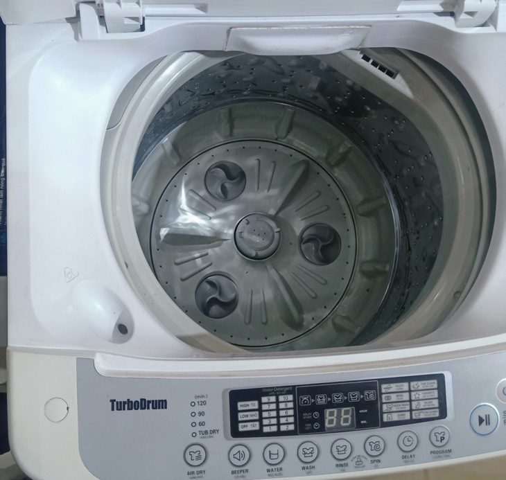 kiểm tra và chỉnh lại vị trí lồng giặt máy LG để sửa lỗi UE