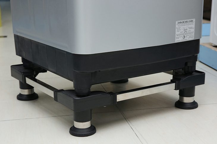 Kê máy giặt cân bằng và đặt ở nơi khô thoáng