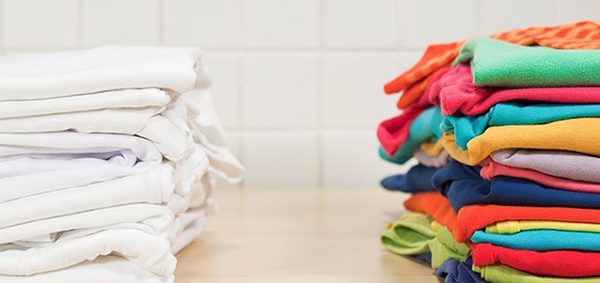 phân loại quần áo theo màu sắc