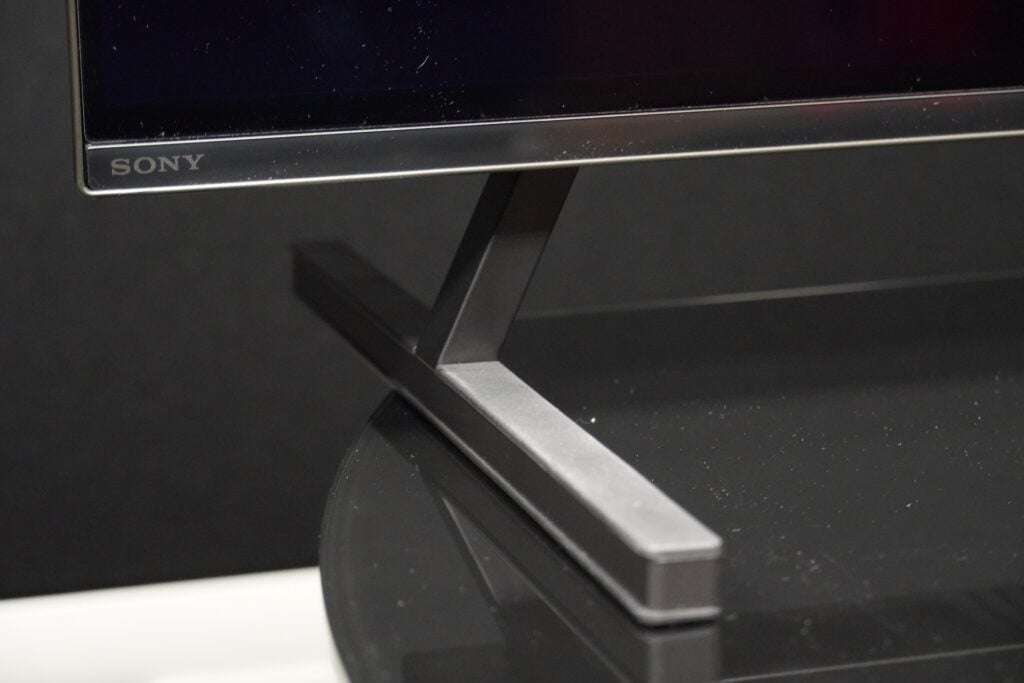 Sony A80J nâng cao chân