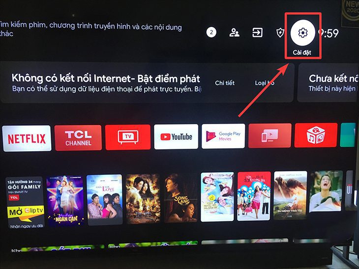 Chọn Cài đặt (biểu tượng hình răng cưa) trên màn hình trang chủ của tivi TCL