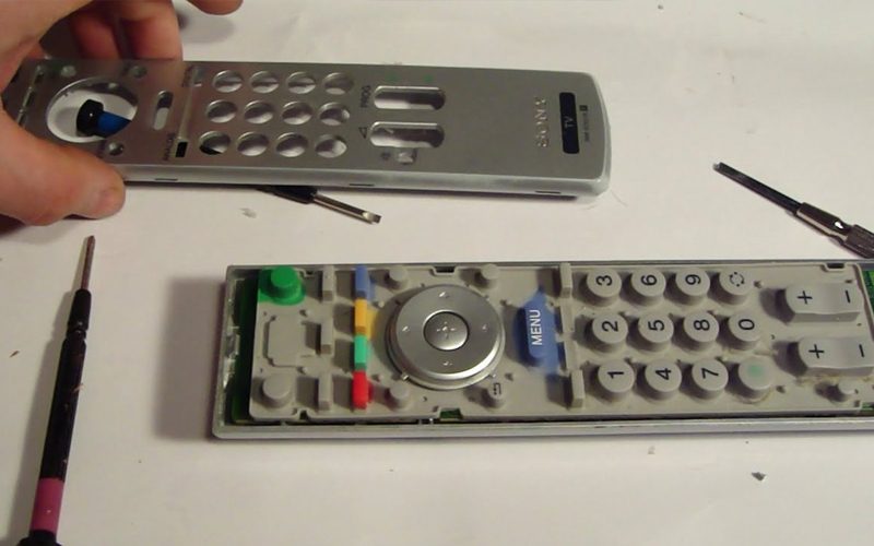 sua-remote-hu-tai-gia-khong-ton-teo-suc-nao-3-jpg tháo núm cao su trên điều khiển để vệ sinh