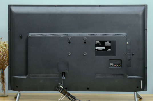 2.2. Làm sạch lỗ thông khí và các khe rãnh ở thùng tivi