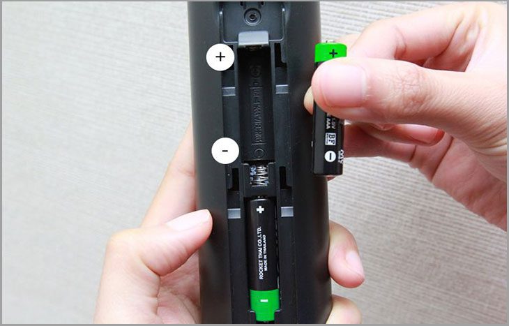 Tivi TCL không nhận giọng nói do pin bên trong remote