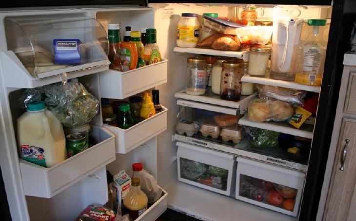 Không để tủ lạnh quá trống hoặc quá nhiều