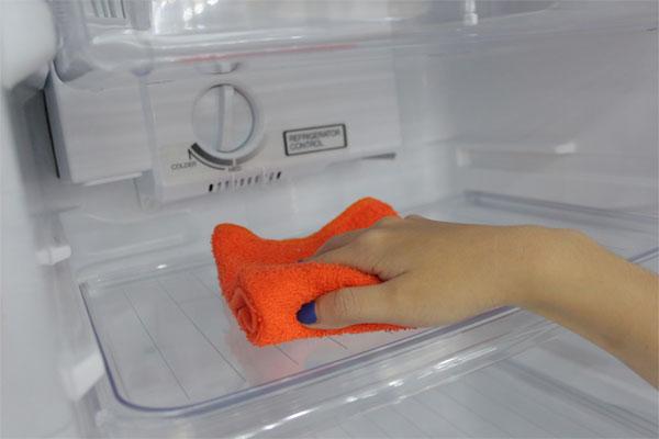 Vệ sinh tủ lạnh định kỳ