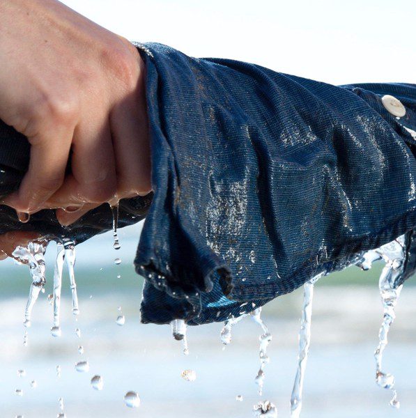 Vắt Bớt Nước Thừa Khi Giặt Quần Jean