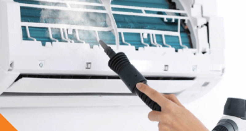 Xịt Nước Vào Các Khe Kim Loại